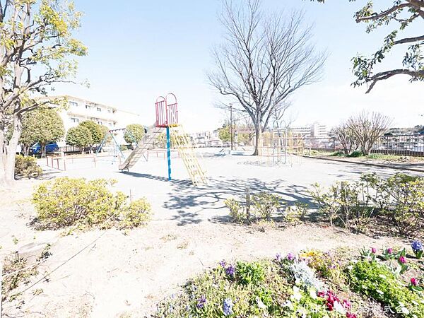 舞岡西根第二公園　約600ｍ　遊具もあり全体を見渡せる見通しのよい公園です。