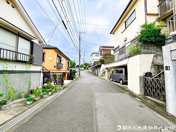 【前面道路】ゆとりある道路幅で車の出し入れもスムーズ。毎日のカーライフを快適にサポートします