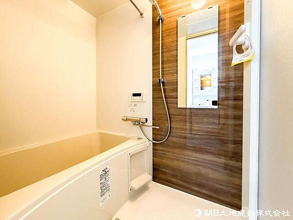 【浴室】バスルームは一日の疲れを癒すくつろぎの場所です。快適なバスタイムを楽しんでください。