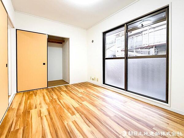【洋室】光もアクセントの一つとしてプライベートルームにOK！やさしい光が射し込んでいて、好みの空間演出！
