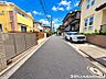 外観：【前面道路】見通しの良い道路に面し、開放感のある立地。毎日の車の出し入れもスムーズです