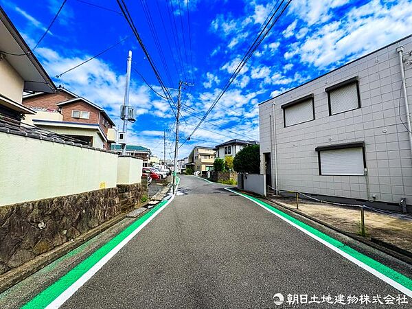 【前面道路】見通しの良い道路に面し、開放感のある立地。子育て環境も良好です！
