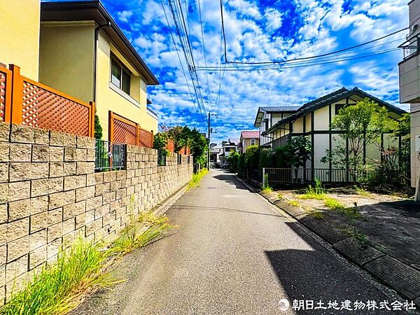 【前面道路】ゆとりある道路幅で車の出し入れもスムーズ。毎日のカーライフを快適にサポートします