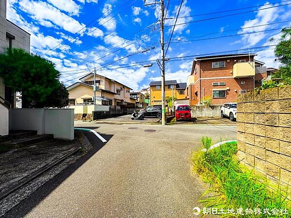 【前面道路】見通しの良い道路に面し、開放感のある立地。毎日の車の出し入れもスムーズです