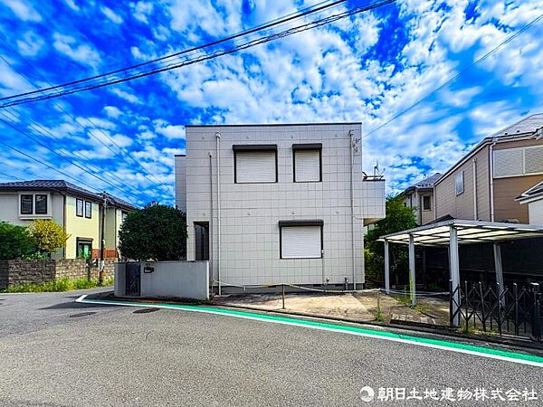 【外観】閑静な住宅地に馴染む落ち着いた色合いの贅沢な空間！！毎日のお散歩も快適な緑に恵まれたエリア！