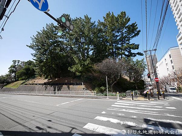 白旗山公園　約700ｍ　近くには商業施設もあるので気軽に立ち寄れる公園です