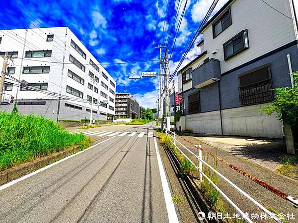 【前面道路】見通しの良い道路に面し、開放感のある立地。毎日の車の出し入れもスムーズです
