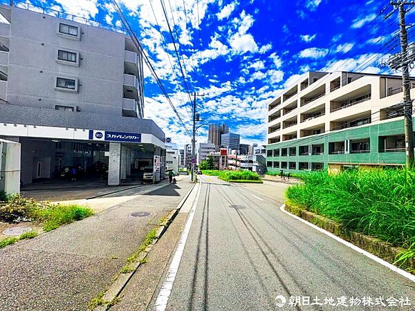 【前面道路】ゆとりある道路幅で車の出し入れもスムーズ。毎日のカーライフを快適にサポートします