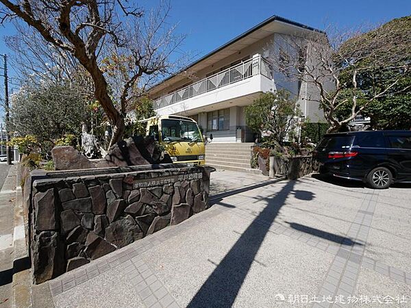平戸幼稚園　約1300ｍ　住宅街の一角にあり交通量は多くないので安心です。送迎バスも運行しています