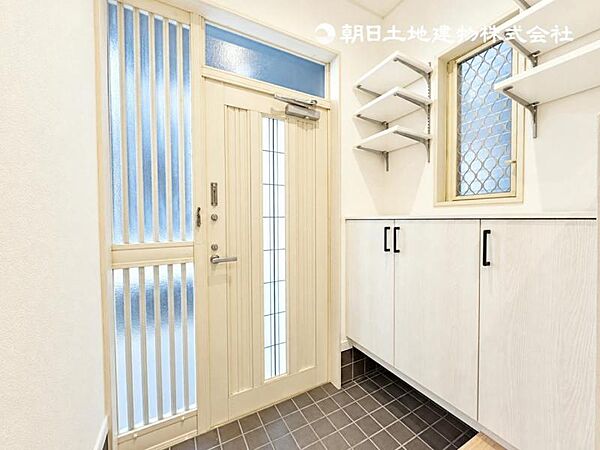【玄関】開放感を演出する吹き抜け仕様♪住まいの第一印象を華やかに彩る素敵な空間！