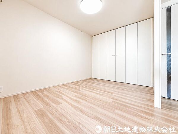 【居室】インテリアショップで見掛けた「あの家具」も置ける、ゆったりとした空間。時に広さが上質な寛ぎの時間になる事も。