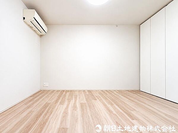 【居室】すっきりとした間取りと明るい内装が、開放的な住空間を演出。のびのびと過ごせそうなお部屋です。