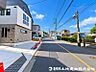 外観：【前面道路】見通しの良い道路に面し、開放感のある立地。毎日の車の出し入れもスムーズです