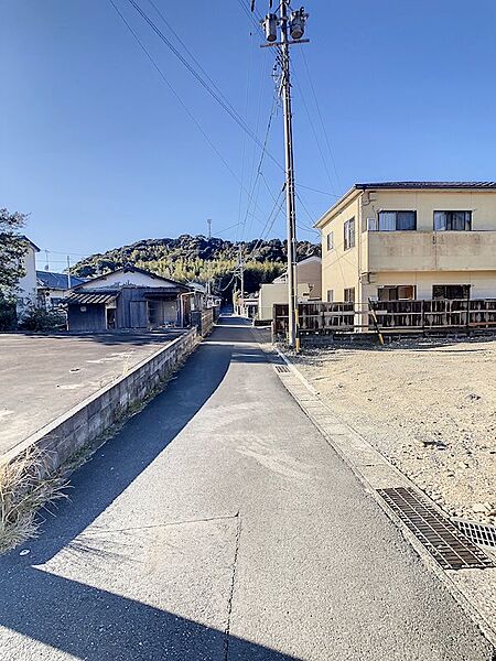 南側道路は二項道路のため、セットバック要します。