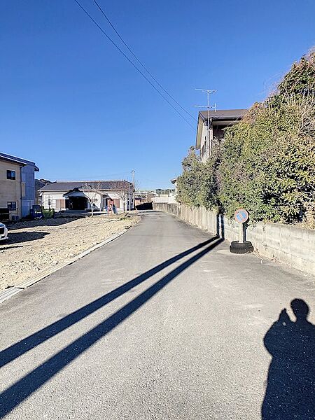 東側道路は法外道路です。