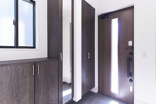 玄関は収納豊富。ご家族の靴がすっきり収納できます。