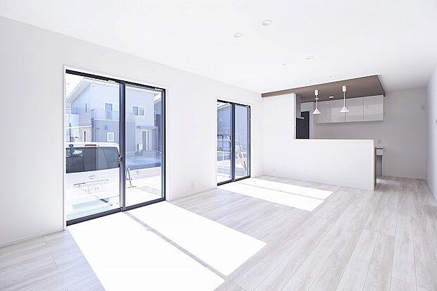 明るい陽光が差し込むリビング