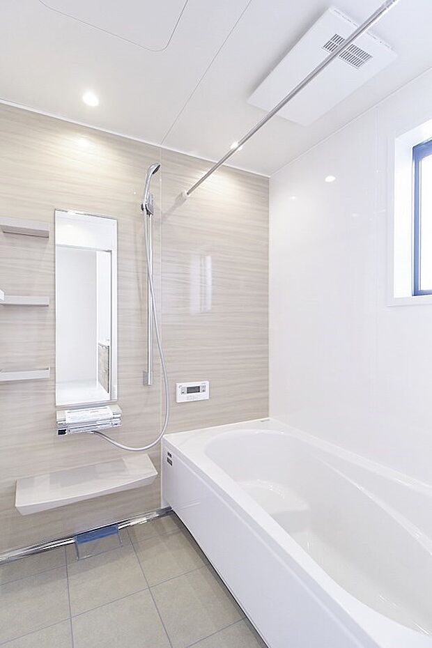 浴室は一坪サイズの浴室乾燥機付。