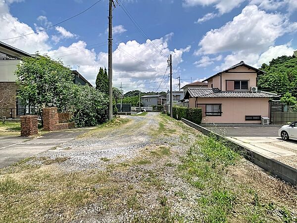 敷地側から見た進入路。長さがあるためお子様やペットと遊ぶのに安心♪