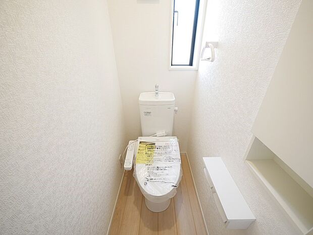 2階にもウォシュレット機能付きのトイレがあります。1階が使用中でも安心です☆