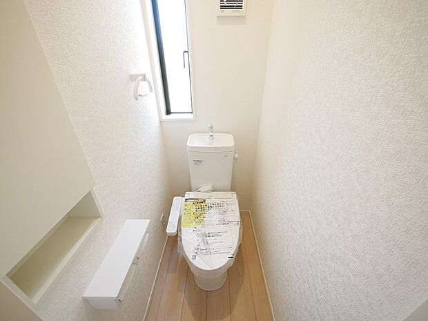 便利なウォシュレット機能付き。トイレットペーパーなどの収納が可能な棚付きです！