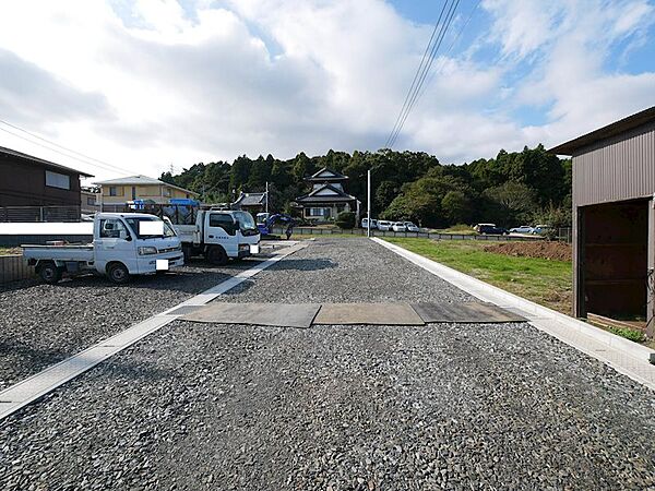 前面道路も広いので駐車しやすいです