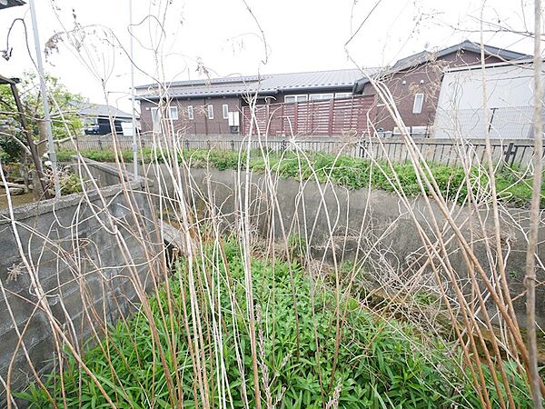 南側には川が流れています。