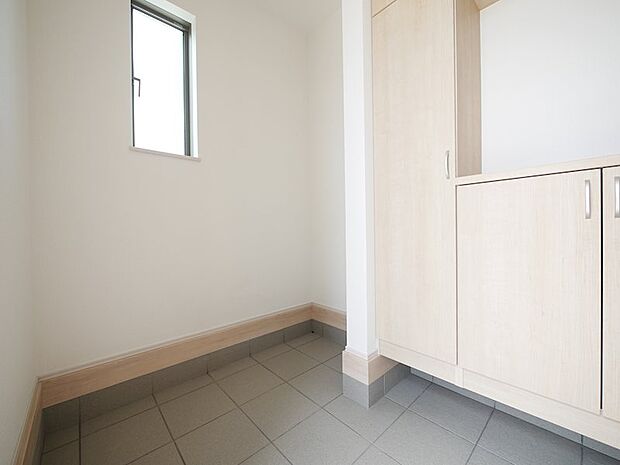 広めの玄関なのでベビーカーや三輪車など大きな物が置けます