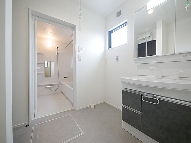 窓から光が入り込むので電気を付けなくても明るいです