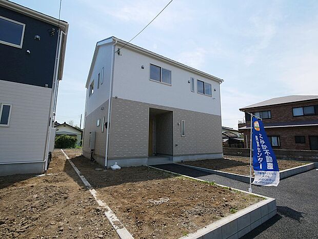 白とベージュのツートンの外観です。