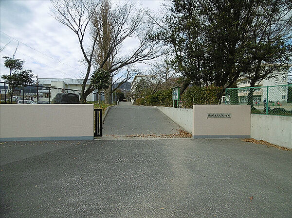日立市立大久保小学校（332m）