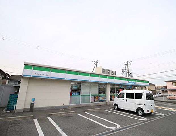 ファミリーマート大久保インター北店　約150ｍ