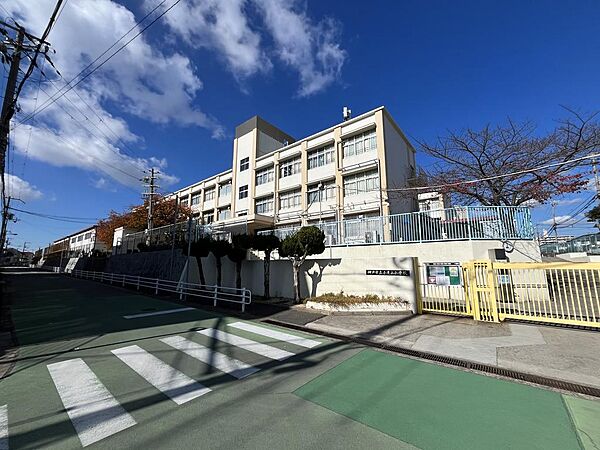 神戸市立小束山小学校   約650m