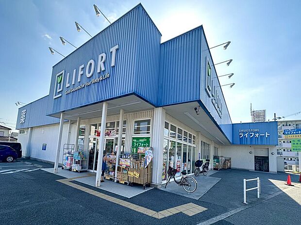 ドラッグストアライフォート本荘店　徒歩9分（約650ｍ）