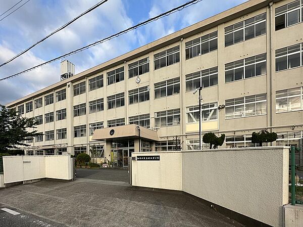 加古川市立氷丘中学校　徒歩23分（約1820ｍ）