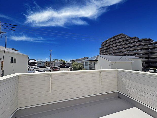 ■バルコニー■広々としたバルコニー!洗濯物やお布団も安心して干せます◎