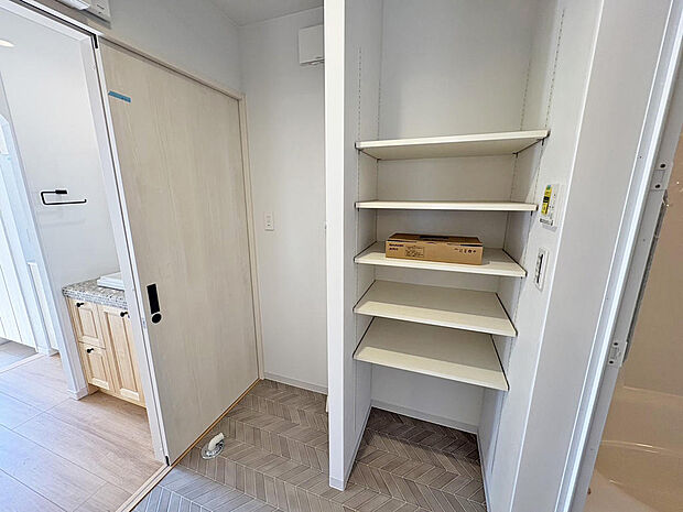 ■脱衣室■人気の独立型の脱衣室!造り付けの収納棚有り◎