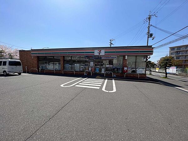 セブンイレブン加古川平岡山之上店　徒歩9分（約700ｍ）