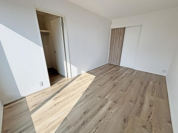 ■洋室■７．５帖の主寝室！バルコニーへ出入り可能です♪