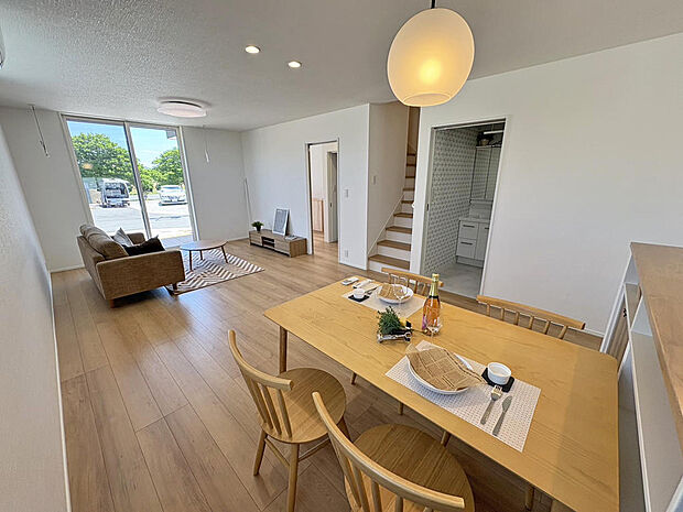 ■LDK■大開口サッシのある20帖のLDK♪LDK⇔ウッドデッキで家族団らんの時間！