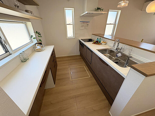 ■キッチン■カップボード・パントリーも設置され収納力も使い勝手も良いシステムキッチン！