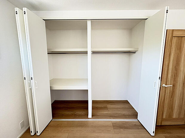 ■クローゼット■壁面いっぱいのクローゼットは収納力◎