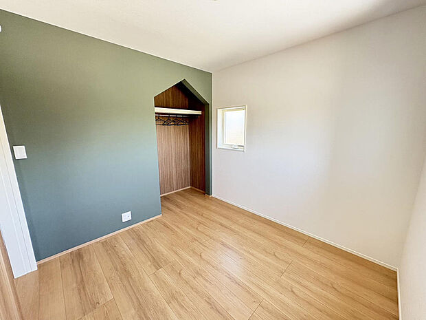 ■洋室■５．２帖の洋室！入り口が可愛いオープン型のクローゼット付き♪