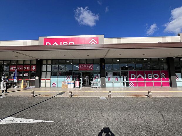 ダイソーグルメシティ小束山店　徒歩6分（約440ｍ）