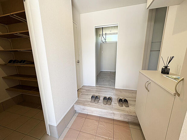 ■玄関■家族全員の靴もスッキリ収まるSIC付きの玄関!