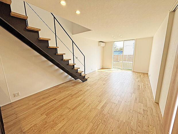 ■LDK■上部吹抜で明るい18.9帖のLDK♪広々とした空間で開放的です！