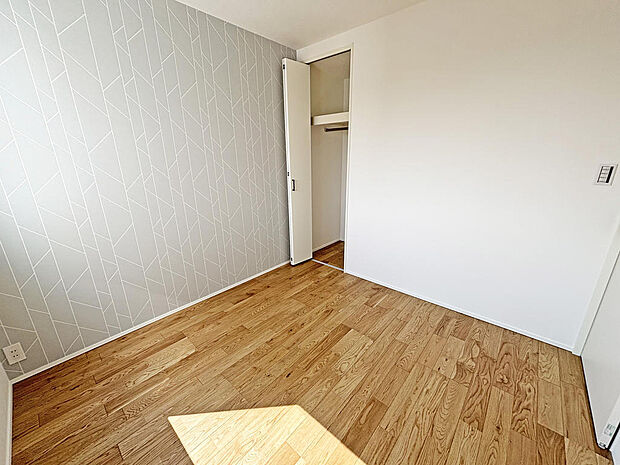 ■洋室■明るく開放的な洋室♪お子様のお部屋として◎アクセントクロスがおしゃれ！