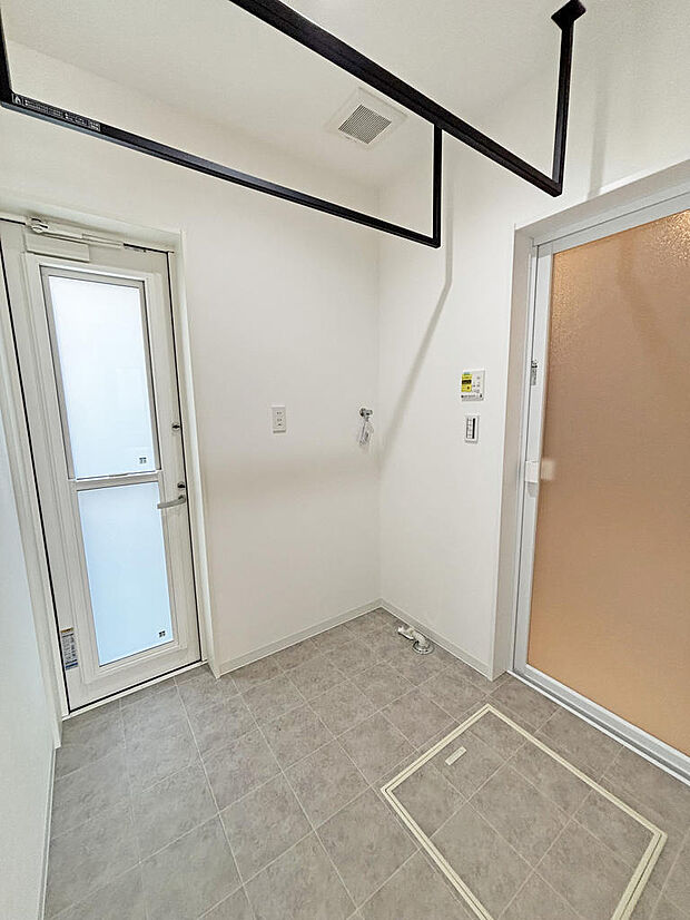 ■脱衣室■広々とした脱衣室♪室内物干し金物があり洗濯物も快適に干せます！