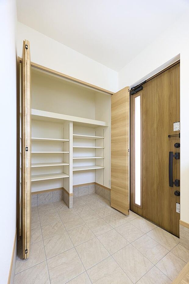 ■玄関■壁面いっぱいに収納スペースが設置された広い玄関! 是非、お気軽にお問合せ下さい♪来店予約受付中!