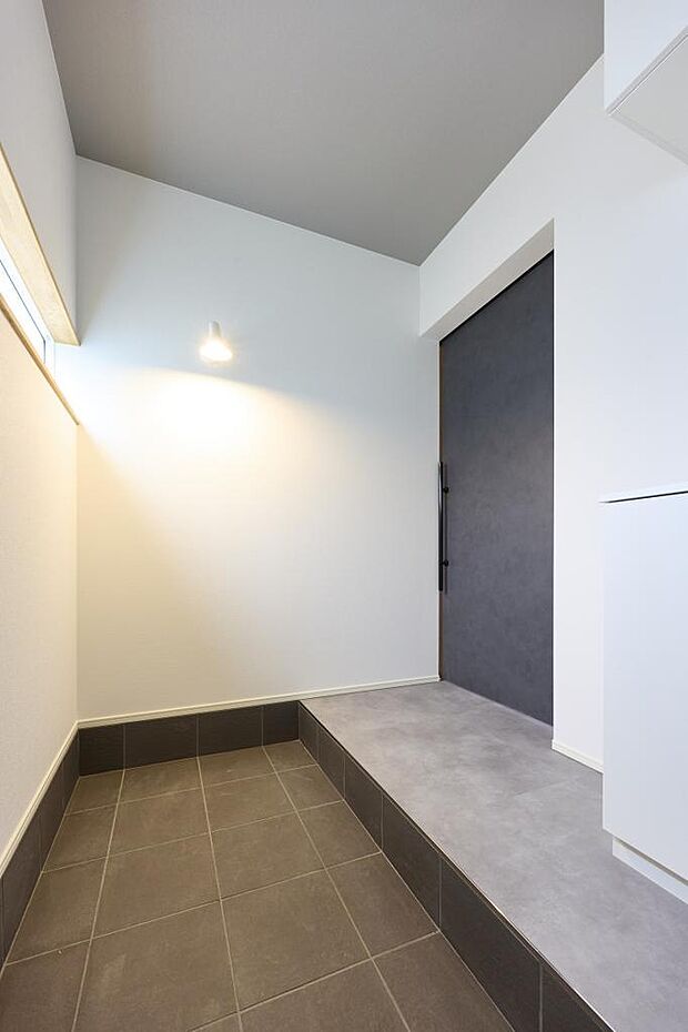 ■玄関■忙しい朝も混雑しない広い玄関。 是非、お気軽にお問合せ下さい♪来店予約受付中!